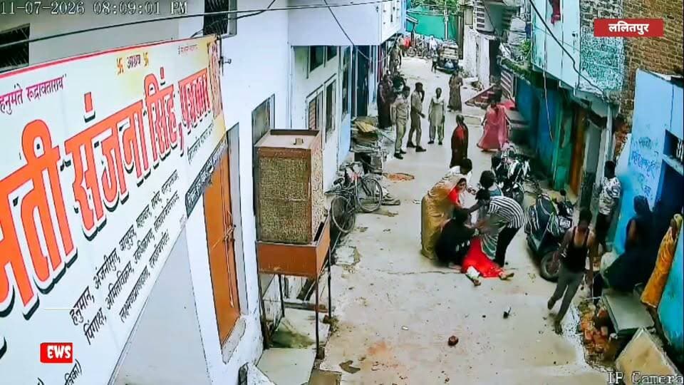 ललितपुर में:LIVE बवाल: पुलिस की मौजूदगी में दो पक्षों के बीच पत्थरबाज़ी, ललितपुर का VIDEO सोशल मीडिया पर वायरल
#BreakingNews #Lalitpur #ललितपुर #StonePelting #Police #ViralVideo #UPPolice #SadarKotwali #नईबस्ती #CrimeNews #Bundelkhand #UttarPradesh #HindiNews #IndiaDabangNews #IDNNews #NewsUpdate #TrendingNews #Viral #LatestNews #GroundReport