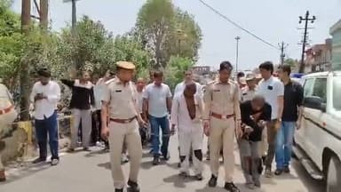 #अलवर कोतवाली थाना क्षेत्र में तीन दिन, पूर्व वृद्ध की हत्या कर लूट की घटना को अंजाम देने वाले आरोपियों का पुलिस ने जुलूस निकाला, जूलूस के दौरान आरोपी गर्दन झुका कर चलते रहे, नहीं उठा सकें थें गर्दन, पड़ोसी कहते रहे हत्यारों को कड़ी सजा मिलनी चाहिए, घटना से जुड़े दो आरोपी सहित पुलिस ने दो नाबालिगों को किया निरूद्ध, आरोपियों ने 20 हजार रुपए की लूट करनें के लिए 80 वर्षीय वृद्ध की कर दी हत्या, मृतक वृद्ध दिनेश अग्रवाल करते थें पुराने नोट बदलने का कार्य...