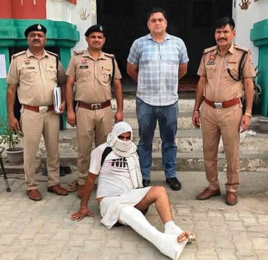 पुलिस अधीक्षक श्री चंद्र मोहन के कुशल मार्गदर्शन में पुलिस ने गांव अढोनी में मंदिर के बुजुर्ग पुजारी से मारपीट मामले में तीसरा आरोपी इंद्र राम गिरफ्तार। थाना सदर थानेसर प्रभारी उप निरीक्षक रणधीर सिंह और टीम ने कार्रवाई करते हुए आरोपी को भेजा जेल। गिरफ्तार मुख्य आरोपी पंकज ने NH-44 सांवला के पास पुलिस कस्टडी से भागने की नीयत से पुल से नीचे छलांग लगा दी, जिससे उसकी टांग में फ्रैक्चर हो गया। अस्पताल में इलाज के बाद पुलिस ने आरोपी पंकज को गांव ले जाकर घटनास्थल की निशानदेही करवाई। #cmohry #police_haryana #AmbalaIgp #KurukshetraPolice #StrictAction #LawAndOrder #HaryanaPolice