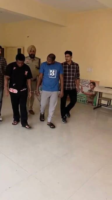 01 प्रेस नोट 12.07.2026
पंचकूला पुलिस ने 13.10 लाख के साइबर फ्रॉड मामले में स्टूडेंट वीजा पर आए जिम्बाब्वे और मेडिकल वीजा पर आए नाइजीरियाई आरोपी को किया गिरफ्तार, मोबाइल फोन व सिम बरामद
व्हाट्सएप पर यूके की महिला बनकर बुना 13.10 लाख साइबर फ्रॉड का जाल, फर्जी फार्मा बिजनेस में तीन गुना मुनाफे का लालच देकर फंसाया, दोनों 5 दिन के पुलिस रिमांड पर
पंचकूला/ 12 जुलाई :- साइबर अपराधियों द्वारा सोशल मीडिया और व्हाट्सएप के जरिए लोगों को ठगी का शिकार बनाने के लगातार सामने आ रहे मामलों के बीच पंचकूला पुलिस को एक बड़ी कामयाबी मिली है। पुलिस कमिश्नर पंकज नैन के निर्देशानुसार साइबर क्राइम थाना पंचकूला की टीम ने 13.10 लाख रुपये की साइबर ठगी का पर्दाफाश करते हुए दो विदेशी नागरिकों को गिरफ्तार किया है। गिरफ्तार आरोपियों में एक जिम्बाब्वे का नागरिक, जो स्टूडेंट वीजा पर भारत आया था, तथा दूसरा नाइजीरिया का नागरिक, जो मेडिकल वीजा पर भारत में रह रहा था, शामिल है। दोनों आरोपियों ने व्हाट्सएप पर स्वयं को यूनाइटेड किंगडम (यूके) की महिला बताकर एक सेवानिवृत्त केंद्रीय सरकारी अधिकारी को फर्जी फार्मा बिजनेस में तीन गुना मुनाफे का झांसा दिया और 13 लाख 10 हजार रुपये की साइबर ठगी को अंजाम दिया। पुलिस ने दोनों आरोपियों को न्यायालय में पेश कर 5 दिन के पुलिस रिमांड पर लिया है।
थाना साइबर क्राइम पंचकूला में 20 फरवरी 2026 को दर्ज हुए इस मामले के अनुसार पंचकूला निवासी 63 वर्षीय सेवानिवृत्त केंद्रीय सरकारी अधिकारी राष्ट्रीय साइबर अपराध पोर्टल पर शिकायत दर्ज कराई थी। शिकायत के अनुसार दिसंबर 2025 में फेसबुक पर संपर्क करने वाली एक महिला ने स्वयं को यूके की निवासी बताया। इसके बाद व्हाट्सएप पर लगातार बातचीत और कॉल के माध्यम से शिकायतकर्ता का विश्वास जीता गया। बाद में उसे अपनी रिश्तेदार से जोड़कर फार्मा उत्पादों के कारोबार में निवेश करने पर तीन गुना मुनाफा कमाने का लालच दिया गया। आरोपियों ने दावा किया कि कंपनी स्वयं उत्पाद खरीदकर आगे बेच देगी और निवेशक को भारी लाभ मिलेगा।
डीसीपी क्राइम एंड ट्रैफिक अमरिंदर सिंह के अनुसार आरोपियों की बातों में आकर शिकायतकर्ता ने दिसंबर 2025 से फरवरी 2026 के बीच अलग-अलग बैंक खातों में कुल 13 लाख 10 हजार रुपये ट्रांसफर कर दिए। काफी समय बीत जाने के बाद भी न तो कोई उत्पाद मिला और न ही किसी प्रकार का लाभ प्राप्त हुआ। संदेह होने पर शिकायतकर्ता ने राष्ट्रीय साइबर हेल्पलाइन 1930 पर शिकायत दर्ज कराई, जिसके आधार पर थाना साइबर क्राइम पंचकूला में मामला दर्ज कर जांच शुरू की गई।
जांच के आधार पर साइबर थाना प्रभारी युद्धवीर सिंह व जांच अधिकारी सब इंस्पेक्टर जगमीत सिंह की अगुवाई में टीम बहादुरगढ़ पहुंची, जहां से जिम्बाब्वे निवासी तापिवा और नाइजीरिया निवासी केनेथ को दबोच लिया गया। पूछताछ के दौरान दोनों आरोपियों ने साइबर ठगी में इस्तेमाल किए गए मोबाइल फोन और सिम कार्ड पुलिस को दिए।
जांच में यह भी सामने आया कि दोनों आरोपी ही व्हाट्सएप पर यूके में रहने वाली महिलाओं की फर्जी पहचान बनाकर शिकायतकर्ता से बातचीत करते थे और उसे निवेश के नाम पर झांसा देते थे। पुलिस इस बात की भी जांच कर रही है कि इस प्रकार की वारदातों में इन आरोपियों ने कितने अन्य लोगों को अपना शिकार बनाया है। पुलिस जांच में यह भी खुलासा हुआ कि गिरफ्तार जिम्बाब्वे निवासी आरोपी भारत में स्टूडेंट वीजा पर आया हुआ था, जबकि नाइजीरिया निवासी आरोपी मेडिकल वीजा पर भारत में रह रहा था।
पुलिस कमिश्नर पंकज नैन: नाइजीरिया और जिम्बाब्वे के दूतावासों को भी ई-मेल के माध्यम से अवगत कराया गया है। पूछताछ के दौरान एक अन्य सह-आरोपी का नाम भी सामने आया है, जिसकी गिरफ्तारी के लिए पुलिस लगातार प्रयास कर रही है। आरोपियों की निशानदेही पर विभिन्न स्थानों पर भी जांच एवं छापेमारी की जाएगी।
पंचकूला पुलिस ने नागरिकों से अपील की है कि सोशल मीडिया या व्हाट्सएप पर किसी भी अनजान व्यक्ति द्वारा निवेश, व्यापार या अधिक मुनाफे का प्रलोभन दिए जाने पर बिना सत्यापन के किसी भी बैंक खाते में धनराशि ट्रांसफर न करें। किसी भी प्रकार की साइबर धोखाधड़ी होने पर तुरंत राष्ट्रीय साइबर हेल्पलाइन 1930 या साइबर क्राइम पोर्टल पर शिकायत दर्ज कराएं।