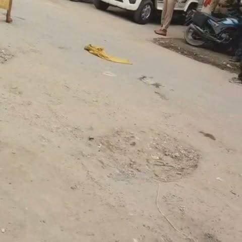 राधानगर थाने के सामने किन्नरों का प्रदर्शन, सड़क जाम कर किया हंगामा
थरियांव में दर्ज मारपीट व अपहरण प्रकरण में एक किन्नर के जेल भेजे जाने के विरोध में प्रदर्शन
फतेहपुर में नेग और क्षेत्राधिकार विवाद को लेकर लगातार सामने आ रहे किन्नर गुटों के विवाद फिर चर्चा में
✒️ रिपोर्ट अजय श्रीवास्तव
(उत्तर प्रदेश)फतेहपुर के राधानगर थाने के सामने रविवार को किन्नर समुदाय के सदस्यों ने एक किन्नर को जेल भेजे जाने के विरोध में सड़क जाम कर प्रदर्शन किया। पुलिस के अनुसार, मामला थरियांव थाना क्षेत्र में दर्ज एक मारपीट प्रकरण से जुड़ा है। प्रदर्शन के दौरान पुलिस ने मौके पर पहुंचकर प्रदर्शनकारियों को समझाया, जिसके बाद स्थिति सामान्य हुई। यह घटना ऐसे समय सामने आई है, जब बीते कुछ महीनों में जिले के अलग-अलग थाना क्षेत्रों में नेग, क्षेत्राधिकार और आपसी विवाद को लेकर किन्नर गुटों के बीच कई घटनाएं सामने आ चुकी हैं।
राधानगर थाने के सामने विरोध प्रदर्शन बना दिनभर चर्चा का विषय
फतेहपुर। रविवार को राधानगर थाना परिसर के बाहर उस समय अफरा-तफरी का माहौल बन गया, जब बड़ी संख्या में किन्नर एकत्र होकर सड़क पर उतर आए। प्रदर्शनकारी एक किन्नर को जेल भेजे जाने का विरोध कर रहे थे। कुछ समय के लिए सड़क पर यातायात भी प्रभावित हुआ।
सूचना मिलते ही पुलिस अधिकारी मौके पर पहुंचे और प्रदर्शनकारियों से वार्ता की। काफी देर तक चली समझाइश के बाद प्रदर्शन समाप्त कराया गया तथा यातायात सामान्य कराया गया।
पूरा मामला थरियांव थाना क्षेत्र से जुड़ा
पुलिस सूत्रों के अनुसार पूर्व मे विवाद की शुरुआत थरियांव थाना क्षेत्र के टेक्सारी बुजुर्ग गांव में एक शादी समारोह के दौरान हुई, जहां दो किन्नर गुट नेग लेने पहुंचे थे। आरोप है कि क्षेत्राधिकार (इलाके में नेग लेने के अधिकार) को लेकर दोनों पक्षों के बीच विवाद बढ़ गया।
शिकायत के अनुसार एक पक्ष दूसरे पक्ष के चार किन्नरों को कथित रूप से अपने साथ किशनपुर थाना क्षेत्र के नरैनी गांव ले गया, जहां उनके साथ मारपीट किए जाने, बंधक बनाए जाने तथा अभद्र व्यवहार किए जाने के आरोप लगाए गए। सूचना पर थरियांव और किशनपुर पुलिस मौके पर पहुंची और संबंधित लोगों को वहां से मुक्त कराया।
इस मामले में पुलिस ने प्राप्त तहरीर के आधार पर मुकदमा दर्ज कर जांच शुरू की। इसी प्रकरण में पुलिस द्वारा एक किन्नर को न्यायिक अभिरक्षा में भेजे जाने के बाद राधानगर थाने के सामने विरोध प्रदर्शन किया गया।
पहले भी सामने आ चुके हैं कई विवाद
फतेहपुर जनपद में पिछले कुछ समय के दौरान किन्नर गुटों के बीच विवाद के कई मामले सामने आए हैं।
राधानगर स्थित एक गेस्ट हाउस में बधाई (नेग) लेने को लेकर दो किन्नर गुटों के बीच मारपीट हुई थी, जिसमें कई लोग घायल हुए थे।
थरियांव क्षेत्र में शादी समारोह के दौरान कथित अपहरण, मारपीट और बंधक बनाने के आरोपों के बाद पुलिस ने मुकदमा दर्ज किया।
विभिन्न क्षेत्रों में नेग और क्षेत्राधिकार को लेकर समय-समय पर विवाद तथा धरना-प्रदर्शन की घटनाएं भी सामने आती रही हैं।
हालांकि प्रत्येक मामले की परिस्थितियां अलग-अलग हैं और संबंधित प्रकरणों की जांच पुलिस द्वारा की जा रही है।
पुलिस कर रही है विधिक कार्रवाई
पुलिस अधिकारियों का कहना है कि सभी मामलों में प्राप्त शिकायतों और उपलब्ध साक्ष्यों के आधार पर निष्पक्ष जांच की जा रही है। किसी भी पक्ष के साथ पक्षपात किए बिना विधिक प्रक्रिया के अनुसार कार्रवाई की जाएगी तथा कानून-व्यवस्था से समझौता नहीं किया जाएगा।
राधानगर थाने के सामने हुआ प्रदर्शन एक बार फिर इस बात की ओर संकेत करता है कि नेग और क्षेत्राधिकार से जुड़े विवाद समय रहते संवाद और कानूनी प्रक्रिया के माध्यम से सुलझाए जाना आवश्यक है। फिलहाल पुलिस संबंधित प्रकरणों की जांच कर रही है। मामले के सभी तथ्यों की पुष्टि जांच पूरी होने के बाद ही हो सकेगी।
🟥 ND NEWS | दैनिक निष्पक्ष धारा की अपील
एनडी न्यूज़ एवं दैनिक निष्पक्ष धारा सभी पक्षों से अपील करता है कि किसी भी विवाद का समाधान कानून के दायरे में रहकर करें। सार्वजनिक स्थानों पर प्रदर्शन के दौरान कानून-व्यवस्था बनाए रखना प्रत्येक नागरिक की जिम्मेदारी है। पुलिस और प्रशासन से भी अपेक्षा है कि ऐसे संवेदनशील मामलों की निष्पक्ष, पारदर्शी एवं समयबद्ध जांच कर दोषियों के विरुद्ध उचित कार्रवाई सुनिश्चित करें, ताकि भविष्य में इस प्रकार की घटनाओं की पुनरावृत्ति न हो।
जनहित में सुझाव
नेग या क्षेत्राधिकार से जुड़े विवादों का समाधान आपसी संवाद और कानूनी प्रक्रिया से किया जाए।
सार्वजनिक मार्ग अवरुद्ध करने और हिंसात्मक विरोध से बचें।
किसी भी विवाद की सूचना तत्काल स्थानीय पुलिस को दें।
पुलिस प्रशासन निष्पक्ष जांच कर सभी पक्षों का विश्वास बनाए रखे।
सामाजिक संगठनों और स्थानीय प्रशासन के सहयोग से विवाद निस्तारण की व्यवस्था विकसित की जाए।
👇👇👇
#NDNews #दैनिकनिष्पक्षधारा #Fatehpur #Radhanagar #Thariyaw #Khaga #Kishanpur #UPPolice #AbhimanyuMangalik #LawAndOrder #BreakingNews #TransgenderCommunity #FatehpurPolice
👇👇
@dgpup
@RSSorg
@UPGovt
@wpl1090
@RSSgeet
@Uppolice
@MIB_India
@PMOIndia
@HMOIndia
@abmanglik
@VHPDigital
@igrangealld
@myogioffice
@InfoDeptUP
@dmfatehpur
@sdmsadarftp
@CMOfficeUP
@CMOUP_RC
@UPPRD1948
@ChiefSecyUP
@ChiefSecyUP
@MahantYogiG
@FatehpurSdm
@fatehpurpolice
@BajrangDalOrg
@rashtrapatibhvn
@UPMahilaKalyan
@112UttarPradesh
@myogiadityanath
@CommissionerPrg
@ADGZonPrayagraj
👇👇
🟥 ND NEWS | दैनिक निष्पक्ष धारा
मुख्य संपादक / संस्थापक: राजन सिंह हाड़ा
सह-संपादक: शालिनी सिंह भदौरिया
✒️ रिपोर्ट: सहयोगी शिवा गुप्ता के साथ जिला ब्यूरो अजय श्रीवास्तव
📍 कार्यालय-3: U158, हीरा स्वीट्स के पास, विकास मार्ग, लक्ष्मी नगर, पूर्वी दिल्ली, पिन कोड – 110092 (NCR)
📍 कार्यालय-2: विधानसभा रोड, बर्लिंगटन चौराहा, लखनऊ 226001 (UP)
📍 कार्यालय-1: 1/1 अटल बिहारी चौराहा, नियर बर्मा चौराहा, फतेहपुर 212601 (UP)
📅 दिनांक: 12 जुलाई 2026
📆 दिन: रविवार
📧 Email: ndnewschannel@gmail.com
📞 मोबाइल: 9696119696
