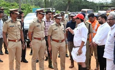 സംസ്ഥാന ഡിജിപി റവാദ എ ചന്ദ്രശേഖർ കള്ളാടി മണ്ണിടിച്ചിൽ ഉണ്ടായ പ്രദേശം കൃഷിമന്ത്രി ടി സിദ്ദീഖിന് ഒപ്പം സന്ദർശിച്ചു
#newsonewayanad