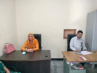 ग्राम पंचायत नयाग्रां की पहली ग्राम सभा बैठक संपन्न, विकास कार्यों पर हुई विस्तृत चर्चा
प्रधान अंजू देवी की अध्यक्षता में आयोजित बैठक में पंचायत प्रतिनिधियों एवं ग्रामीणों ने बढ़-चढ़कर लिया भाग
हिमाचल 84 टीवी ब्यूरो भरमौर।
विकासखंड भरमौर की ग्राम पंचायत नयाग्रां में नवगठित पंचायत की पहली ग्राम सभा बैठक का सफलतापूर्वक आयोजन किया गया। बैठक की अध्यक्षता ग्राम पंचायत नयाग्रां की प्रधान अंजू देवी ने की। इस दौरान पंचायत प्रतिनिधियों, विभिन्न वार्डों के सदस्यों तथा बड़ी संख्या में स्थानीय ग्रामीणों ने भाग लेकर पंचायत के विकास से जुड़े विभिन्न मुद्दों पर अपने सुझाव एवं विचार साझा किए।
बैठक में पंचायत क्षेत्र के विकास कार्यों, मूलभूत सुविधाओं के सुदृढ़ीकरण, पेयजल, सड़क, स्वच्छता, शिक्षा, स्वास्थ्य तथा अन्य जनहित से जुड़े विषयों पर विस्तार से चर्चा की गई। साथ ही पंचायत के आगामी विकास कार्यों की प्राथमिकताएं तय करने और योजनाओं के प्रभावी क्रियान्वयन को लेकर भी विचार-विमर्श किया गया।
प्रधान अंजू देवी ने कहा कि पंचायत का समग्र विकास उनकी प्राथमिकता है और सभी कार्य पारदर्शिता एवं जनसहभागिता के साथ किए जाएंगे। उन्होंने ग्रामीणों से पंचायत के विकास कार्यों में सहयोग देने तथा ग्राम सभा में बढ़-चढ़कर भाग लेने का आह्वान किया। उन्होंने कहा कि ग्राम सभा लोकतंत्र की सबसे मजबूत कड़ी है, जहां लोगों की सहभागिता से विकास की दिशा तय होती है।
बैठक में उपस्थित ग्रामीणों ने भी पंचायत के विकास के लिए अपने सुझाव रखे तथा क्षेत्र की विभिन्न समस्याओं को पंचायत के समक्ष रखा। पंचायत प्रतिनिधियों ने सभी समस्याओं के समाधान के लिए प्राथमिकता के आधार पर आवश्यक कार्रवाई का भरोसा दिलाया। बैठक सौहार्दपूर्ण वातावरण में संपन्न हुई।