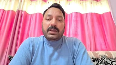 प्रेस नोट
#साढ़े तीन वर्षों का संघर्ष लाया ऐतिहासिक सफलता OPS बहाली के बाद कर्मचारियों की एक और बड़ी जीत*
*15 मई 2003 से पूर्व विज्ञापित पदों पर भर्ती कर्मचारियों को NPS से मिलेगी पूर्ण मुक्ति हिमाचल सरकार ने लागू की केंद्र की अधिसूचना*
#ठाकुर सुखविंदर सिंह सुक्खू ने कर्मचारियों को दी OPS के बाद दूसरी बड़ी सौगात*
#लंबे संघर्ष के बाद मिली थी पुरानी पेंशन, अब लगातार साढ़े तीन वर्षों के संघर्ष के बाद NPS से पूर्ण मुक्ति का सपना भी हुआ साकार।"*
— सुनील जरियाल, राज्य अध्यक्ष, हिमाचल प्रदेश JBT बैच 2006-08
चंबा 12 जुलाई।
प्रदेश के हजारों कर्मचारियों के लिए एक ऐतिहासिक और बहुप्रतीक्षित निर्णय लेते हुए हिमाचल प्रदेश सरकार ने 9 जुलाई 2026 को वित्त (पेंशन) विभाग द्वारा कार्यालय ज्ञापन जारी कर 15 मई 2003 से पूर्व विज्ञापित/अधिसूचित पदों पर भर्ती कर्मचारियों को CCS (Pension) Rules, 1972 के अंतर्गत आने के लिए वन टाइम ऑप्शन (One Time Option) प्रदान कर दिया है। इस निर्णय के साथ ही वर्षों से NPS से मुक्ति की मांग कर रहे हजारों कर्मचारियों की उम्मीदों को नई दिशा मिली है।
इस ऐतिहासिक निर्णय पर प्रतिक्रिया व्यक्त करते हुए हिमाचल प्रदेश JBT बैच 2006-08 के राज्य अध्यक्ष सुनील जरियाल ने कहा कि यह निर्णय उन हजारों कर्मचारियों के धैर्य, एकजुटता और लगातार किए गए संघर्ष की जीत है, जिन्होंने अपने अधिकारों के लिए वर्षों तक लोकतांत्रिक तरीके से आवाज बुलंद रखी।
#जरियाल ने कहा कि अगस्त 2023 से JBT बैच 2006-08 ने इस विषय को प्रदेश स्तर पर प्रमुखता से उठाया। उस समय से लगातार यह मांग की जाती रही कि 15 मई 2003 से पहले विज्ञापित पदों पर नियुक्त कर्मचारियों को केंद्र सरकार के समान विकल्प देकर NPS से बाहर किया जाए और उन्हें CCS (Pension) Rules, 1972 के अंतर्गत लाया जाए।
उन्होंने बताया कि इस मांग को लेकर दर्जनों ज्ञापन सरकार को सौंपे गए तथा बीसियों बार विभिन्न स्तरों पर बैठकें और मुलाकातें की गईं। इस दौरान माननीय मुख्यमंत्री ठाकुर सुखविंद्र सिंह सुक्खू जी से शिमला में 6-7 बार विस्तृत चर्चा की गई। इसके अतिरिक्त चंबा प्रवास के दौरान लोक निर्माण मंत्री विक्रमादित्य सिंह जी, आयुष मंत्री यादविंदर गोमा जी, उद्योग मंत्री हर्षवर्धन चौहान जी, उपमुख्यमंत्री मुकेश अग्निहोत्री जी तथा माननीय विधानसभा अध्यक्ष कुलदीप सिंह पठानिया जी से भी कई अवसरों पर मुलाकात कर कर्मचारियों का पक्ष मजबूती से रखा गया।
उन्होंने कहा कि प्रशासनिक स्तर पर भी लगातार प्रयास किए गए। शिक्षा विभाग के वरिष्ठ अधिकारियों एवं निदेशकों, शिक्षा सचिव राकेश कंवर जी तथा वित्त विभाग में विशेष सचिव (वित्त) सौरभ जस्सल जी से की गई वार्ता में यह आग्रह किया गया कि उत्तर प्रदेश की तर्ज पर पात्र कर्मचारियों को विकल्प (Option) देकर NPS से बाहर आने का अवसर प्रदान किया जाए।
सुनील जरियाल ने कहा कि यह लड़ाई केवल ज्ञापनों तक सीमित नहीं रही, बल्कि लगातार फॉलोअप, विभागीय बैठकों, शिमला के अनेक दौरों और कर्मचारियों की एकजुट आवाज के कारण ही आज यह ऐतिहासिक निर्णय संभव हो पाया है। उन्होंने कहा कि "पुरानी पेंशन की बहाली के बाद यह कर्मचारियों के लिए दूसरा सबसे बड़ा निर्णय है, जिससे हजारों परिवारों का भविष्य सुरक्षित होगा।"
*उन्होंने प्रदेश सरकार, विशेष रूप से माननीय मुख्यमंत्री ठाकुर सुखविंद्र सिंह सुक्खू का इस कर्मचारी हितैषी निर्णय के लिए आभार व्यक्त करते हुए कहा कि सरकार ने कर्मचारियों की लंबे समय से लंबित और न्यायोचित मांग को स्वीकार कर सकारात्मक संदेश दिया है।*
जरियाल ने बताया कि इस अधिसूचना के अनुसार पात्र कर्मचारी 31 अक्टूबर 2026 तक अपना वन टाइम ऑप्शन भर सकेंगे। पात्र पाए जाने पर उन्हें CCS (Pension) Rules, 1972 के अंतर्गत लाया जाएगा तथा उनका NPS खाता बंद कर GPF के अंतर्गत शामिल किया जाएगा।
*सुनील जरियाल का संदेश*
*"यह केवल एक अधिसूचना नहीं, बल्कि हजारों कर्मचारियों के विश्वास, धैर्य और साढ़े तीन वर्षों तक चले निरंतर संघर्ष की जीत है। हमारा संकल्प था कि 15 मई 2003 से पूर्व विज्ञापित पदों पर नियुक्त किसी भी कर्मचारी के साथ अन्याय न हो। आज वह संकल्प साकार होता दिखाई दे रहा है*
#अंत में उन्होंने सभी पात्र कर्मचारियों से निर्धारित समय सीमा के भीतर अपना विकल्प पत्र भरने की अपील करते हुए कहा कि हिमाचल प्रदेश JBT बैच 2006-08 भविष्य में भी कर्मचारियों के अधिकारों और हितों की रक्षा के लिए पूरी प्रतिबद्धता के साथ संघर्ष करता रहेगा।
सुनील जरियाल
राज्य अध्यक्ष HP JBT बैच
2006-08