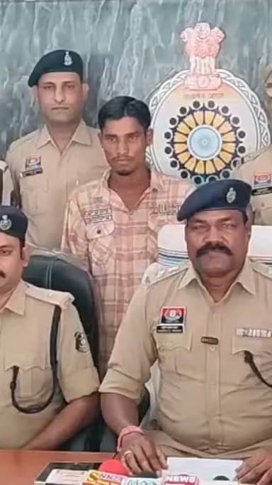सक्ती पुलिस ने 13 वर्षीय कपिल कुमार केंवट की हत्या के मामले का 40 घंटे के भीतर खुलासा कर आरोपी हेमंत कुमार केंवट को गिरफ्तार कर लिया है। पुलिस के अनुसार, पुरानी रंजिश के चलते आरोपी ने बालक को पैसों का लालच देकर अपने साथ ले गया, कथित रूप से गला दबाकर उसकी हत्या कर दी और पहचान छिपाने के लिए शव को खेत में गड्ढा खोदकर दफना दिया। पुलिस ने आरोपी की निशानदेही पर शव का उत्खनन कराया और घटना में प्रयुक्त रापा तथा अन्य साक्ष्य बरामद किए। आरोपी को गिरफ्तार कर न्यायालय में पेश किया जा रहा है। मामले में आगे की वैधानिक कार्रवाई जारी है।
#CGVoiceNews #Sakti #BreakingNews #CrimeNews #ChhattisgarhPolice #CGNews #JusticeForKapil
