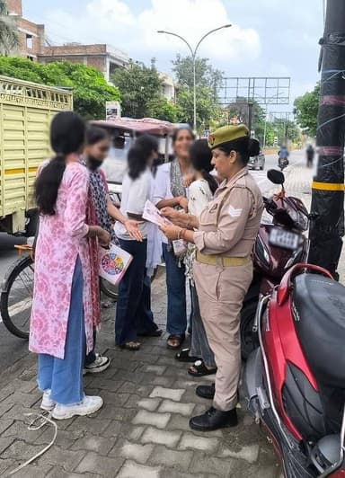 #SSP @moradabadpolice के निर्देशन में MST महिला थाना द्वारा #MissionShakti5 अभियान फेज-5 के तहत भ्रमणशील रहकर महिलाओ/बालिकाओ को हे0नं0-1090,112,181,1098,1930,1076 से प्राप्त होने वाली सुविधाओ आदि के बारे मे जागरूक किया गया ।
#नारी_सुरक्षा_सम्मान_स्वावलंबन https://t.co/w5Fhk2q8HV