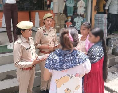 #SSP @moradabadpolice के निर्देशन में जनपदीय MST द्वारा #MissionShakti5 अभियान फेज-5 के तहत भ्रमणशील रहकर महिलाओ/बालिकाओ को हे0नं0-1090,112,181,1098,1930,1076 से प्राप्त होने वाली सुविधाओ आदि के बारे मे जागरूक किया गया ।
#नारी_सुरक्षा_सम्मान_स्वावलंबन https://t.co/OBhwpZdthR