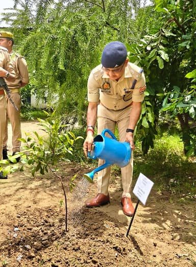 आज दिनांक 12.07.2026 को पुलिस अधीक्षक नगर @moradabadpolice द्वारा वामा सारथी फैमिली वेलफेयर एसोसिएशन के तत्वावधान में आयोजित "VAMA ECO CHAMP-2026" अभियान के अंतर्गत #एक_पेड़_माँ_के_नाम अभियान में पौधारोपण कर पर्यावरण संरक्षण का संदेश दिया गया।
#UPPolice https://t.co/4YK0lNVoWM
