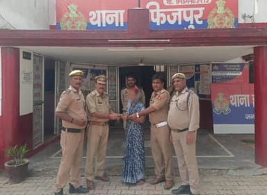 हापुड़ पुलिस ने पर्स स्वामिनी महिला के चेहरे पर लौटाई मुस्कान
➡️ यातायात व थाना हाफिजपुर पुलिस ने पेश की ईमानदारी की मिशाल।
➡️ यातायात पुलिस को चेकिंग के दौरान मिला महिला का पर्स, जिसमे 6800/- रुपये व जरूरी दस्तावेज थे, की स्वामिनी महिला की जानकारी कर पर्स उनके सुपुर्द किया गया।
@Uppolice