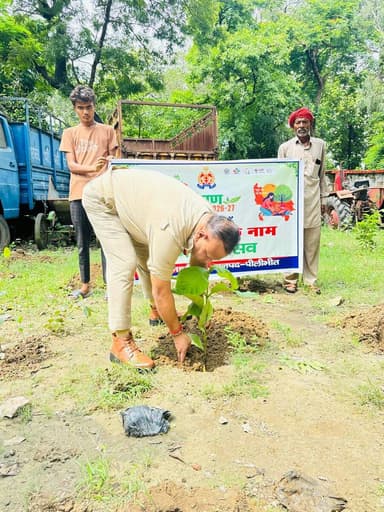#SPPilibhit के निर्देशन में #एक_पेड़_माँ_के_नाम अभियान के अंतर्गत थाना माधोटांडा पुलिस द्वारा वृक्षारोपण किया गया।
पर्यावरण संरक्षण एवं हरित भविष्य के संकल्प के साथ अधिक से अधिक पौधे लगाने एवं उनके संरक्षण का संदेश दिया गया।🌱
#UPPolice https://t.co/jsu2TByqCC