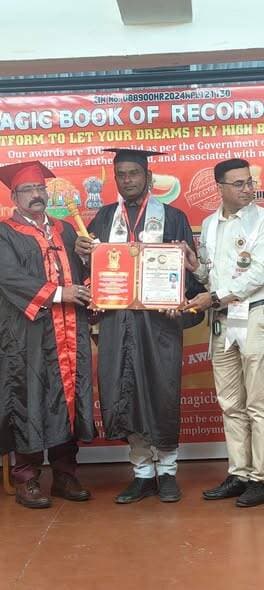 शिक्षा में नवाचार के लिए शिक्षक राकेश कुमार साफी को मानद डॉक्टरेट अवार्ड, वारिसनगर में खुशी की लहर
समस्तीपुर/वारिसनगर: राजकीय आदर्श प्राथमिक विद्यालय, मिल्की यादव टोल के शिक्षक राकेश कुमार साफी को शिक्षा के क्षेत्र में उत्कृष्ट योगदान, नवाचार और बच्चों के सर्वांगीण विकास के लिए किए जा रहे उल्लेखनीय कार्यों के सम्मानस्वरूप PHHD MAGIC BOOK OF RECORD FOUNDATION द्वारा Honorary Doctorate Award से सम्मानित किया गया। यह सम्मान 11 जुलाई 2026 को फरीदाबाद (दिल्ली) स्थित The Castle of Art Theater में आयोजित भव्य समारोह में प्रदान किया गया।
समारोह में संस्था के संस्थापक डॉ. सी. पी. यादव, तेलुगु अभिनेता एवं निर्देशक गणगल्लां कुमार विजय, संस्था की निदेशक सुष्मिता सायल, रजिस्ट्रार, सचिव तथा कई अन्य गणमान्य अतिथियों की गरिमामयी उपस्थिति रही। कार्यक्रम के दौरान राकेश कुमार साफी को शिक्षा में नवाचार, विद्यार्थियों को गुणवत्तापूर्ण शिक्षा प्रदान करने, गृहकार्य में प्रभावी सहयोग सुनिश्चित करने तथा विभिन्न रचनात्मक एवं प्रेरणादायक शैक्षणिक गतिविधियों के सफल संचालन के लिए इस प्रतिष्ठित उपाधि से सम्मानित किया गया।
राकेश कुमार साफी की इस उपलब्धि से समस्तीपुर जिले के वारिसनगर प्रखंड सहित पूरे क्षेत्र में हर्ष का माहौल है। शिक्षकों, विद्यार्थियों, अभिभावकों और स्थानीय लोगों ने उन्हें बधाई देते हुए इसे पूरे जिले के लिए गर्व का क्षण बताया तथा उनके उज्ज्वल भविष्य की कामना की।