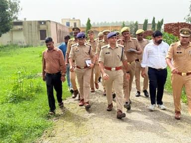 आगामी #कांवड़_यात्रा_2026 के दृष्टिगत पुलिस अधीक्षक नगर @IPSAmrit_Jain एवं नगर मजिस्ट्रेट श्री पंकज प्रकाश राठौर द्वारा नगर क्षेत्र में कांवड़ मार्ग पर स्थापित सेवा शिविरों का संयुक्त निरीक्षण कर श्रद्धालुओं हेतु पेयजल, भोजन, चिकित्सा, स्वच्छता, विद्युत एवं सुरक्षा व्यवस्थाओं का जायजा लिया गया।
शिविर संचालकों को सुरक्षा मानकों का पालन, अग्नि सुरक्षा, विद्युत सुरक्षा एवं यातायात व्यवस्था बनाए रखने के निर्देश दिए गए, जिससे कांवड़ यात्रा सकुशल, सुरक्षित एवं सुव्यवस्थित ढंग से संपन्न हो सके।
#UPPolice
