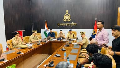 ‼️डीजे संचालकों के साथ गोष्ठी‼️
✔️कांवड़ यात्रा-2026 को सकुशल, सुरक्षित एवं दुर्घटनामुक्त संपन्न कराने के दृष्टिगत SSP श्री संजय कुमार वर्मा के निर्देशन में ASP/CO CITY श्री सिद्धार्थ मिश्रा, CITY MAGISTRATE श्री पंकज प्रकाश राठौर व CO SADAR श्री राजू कुमार साव द्वारा रिजर्व पुलिस लाइन में जनपद के डीजे संचालकों के साथ गोष्ठी की गई।
✔️सभी डीजे संचालकों को शासन एवं माननीय उच्चतम न्यायालय द्वारा जारी दिशा-निर्देशों तथा निर्धारित मानकों की विस्तृत जानकारी देते हुए निर्देशित किया कि डीजे की ऊँचाई, ध्वनि स्तर (साउंड लिमिट) एवं अन्य सभी व्यवस्थाएं शासन द्वारा निर्धारित मानकों के अनुरूप ही रखें तथा नियमों का उल्लंघन करने वालों के विरुद्ध सख्त कार्यवाही की जाएगी।
#UPPolice