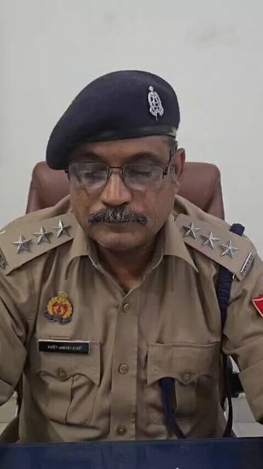 #SaharanpurPolice
#OperationSavera
#ऑपरेशन_सवेरा
‼️“नशे के अंधकार से जीवन के उजाले की ओर”‼️
🚨 सहारनपुर पुलिस की नशा तस्करों के विरूद्ध कडी कार्यवाही 🚨
➡️थाना गंगोह पुलिस द्वारा मादक पदार्थों की तस्करी करने वाला 01 शातिर नशा तस्कर/अभियुक्त गिरफ्तार, कब्जे से 320 ग्राम अवैध स्मैक (कीमत करीब 60,40,000/- रूपये), 01 मोटर साइकिल व 01 अवैध तमंचा .315 बोर मय 02 जिंदा कारतूस बरामद।
➡️जिसके सम्बन्ध में क्षेत्राधिकारी गंगोह द्वारा दी गई बाईट
#Uppolice
@adgzonemeerut
@digsaharanpur
#DrugTraffickerArrested
#NarcoticsSeizure
#ZeroToleranceToCrime