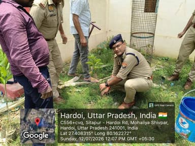 #एक_पेड़_माँ_के_नाम अभियान के अंतर्गत क्षेत्राधिकारी नगर व थाना को0 देहात पुलिस द्वारा थाना परिसर में वृक्षारोपण कर आमजन को पर्यावरण संरक्षण व वृक्षारोपण के प्रति जागरुक किया गया।
@Uppolice @Igrangelucknow @adgzonelucknow https://t.co/S4sAM66t0z