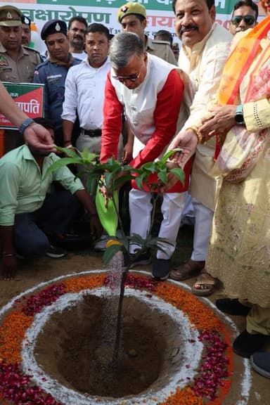 ❇️ "एक पेड़ माँ के नाम" अभियान के तहत मा0 मुख्य अतिथि महोदय श्री धर्मवीर प्रजापति जी द्वारा मा0 जनप्रतिनिधिगण की उपस्थित में पुलिस लाइन हाथरस में जिलाधिकारी व पुलिस अधीक्षक हाथरस के साथ किया गया वृक्षारोपण।
🟢पर्यावरण संरक्षण के साथ-साथ मातृ शक्ति को समर्पित किया गया हर पौधा । https://t.co/1M54HTPFMu