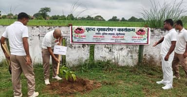 "एक पेड़ माँ के नाम" अभियान के तहत जनपद कुशीनगर के समस्त थानों एवं चौकियों पर हुआ पौधरोपण, पर्यावरण संरक्षण का लिया गया संकल्प- #UPPolice https://t.co/ReQwLqNY5s