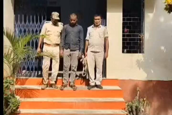 मानिकपुर थाना के पुलिस ने चोरी की दो बाइक के साथ एक शराब त*स्कर को किया गिरफ्तार #bihar #lakhisarai #excise #crime