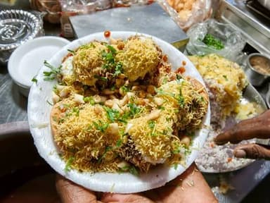 मुंबई की फेमस शेवपुरी का मऊ में जलवा,मुहम्मदाबाद गोहना रोड़वेज की बॉम्बे भेलपुरी व शेवपुरी ₹40 की प्लेट के लिए लग रही लंबी लाइन....