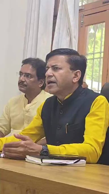 " मानवतावादी अर्थव्यवस्था" विषय पर विचार मंथन करते सांसद Shashank Mani शशांक मणि त्रिपाठी
#deoria