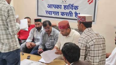 भरमौर-पांगी युवा कांग्रेस की बैठक में संगठन विस्तार पर मंथन, विजयी युवा कार्यकर्ताओं का हुआ सम्मान
एपीएमसी चेयरमैन ललित ठाकुर बोले—जनहित के हर मुद्दे के समाधान के लिए रहेंगे प्रतिबद्ध
हिमाचल 84 टीवी ब्यूरो भरमौर।
भरमौर-पांगी विधानसभा क्षेत्र युवा कांग्रेस की बैठक का आयोजन रविवार को किया गया। बैठक में एपीएमसी चंबा के चेयरमैन ललित ठाकुर ने विशेष अतिथि के रूप में भाग लिया। बैठक की अध्यक्षता हिमाचल प्रदेश युवा कांग्रेस के उपाध्यक्ष एवं जिला चंबा युवा कांग्रेस के प्रभारी अखिल अग्निहोत्री तथा जिला युवा कांग्रेस अध्यक्ष सुन्नाभ सिंह पठानिया ने की।
बैठक के दौरान संगठन को जमीनी स्तर पर और अधिक मजबूत बनाने, युवाओं की सक्रिय भागीदारी सुनिश्चित करने तथा विभिन्न संगठनात्मक विषयों पर विस्तार से चर्चा की गई। साथ ही हाल ही में संपन्न पंचायती राज संस्थाओं के चुनावों में विजय प्राप्त करने वाले युवा कांग्रेस के कार्यकर्ताओं को सम्मानित कर उनका उत्साहवर्धन किया गया।
इस अवसर पर ललित ठाकुर ने कहा कि युवा कांग्रेस संगठन की सबसे बड़ी ताकत उसके युवा कार्यकर्ता हैं। उन्होंने कहा कि संगठन को और अधिक मजबूत बनाकर युवाओं को जनहित के मुद्दों पर सक्रिय भूमिका निभानी होगी।
बैठक के उपरांत ललित ठाकुर ने क्षेत्र से आए लोगों की समस्याएं एवं सुझाव भी सुने। उन्होंने भरोसा दिलाया कि जनहित से जुड़े प्रत्येक मुद्दे के समाधान के लिए हरसंभव प्रयास किए जाएंगे तथा लोगों की आवाज़ को सरकार और प्रशासन तक प्रभावी ढंग से पहुंचाया जाएगा।
उन्होंने बैठक में उपस्थित सभी पदाधिकारियों, कार्यकर्ताओं एवं क्षेत्रवासियों का स्नेह, विश्वास और सहयोग के लिए आभार व्यक्त किया।