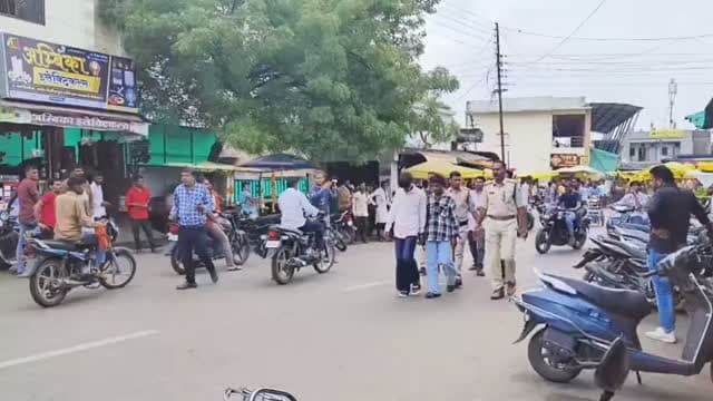 सैलाना में लड़कियों के सामने इंस्टाग्राम रील बनाने और नृत्य कर माहौल बिगाड़ने वालों पर पुलिस की सख्त कार्रवाई।
#सैलाना #रतलाम #सैलाना_पुलिस #मध्यप्रदेश #रील_बाजी पुलिस_कार्रवाई यशस्वी_दुनिया BreakingNews