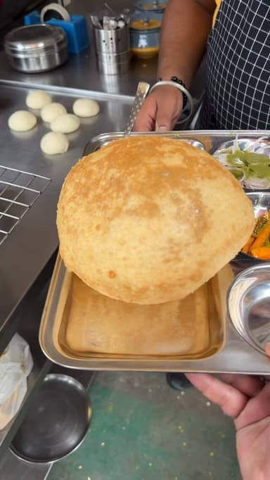 Football size bhature Ghaziabad Mai !!!!
.
.
Location- Video Mai mention hai dkho to sahi
.
.
( Ghaziabad food , chole bhature in Ghaziabad, what to eat in Ghaziabad, street food of Ghaziabad, ghaziabadfoodie, Delhi street food , chole bhature in Delhi ncr, best chole bhature in Ghaziabad, sunda breakfast)
.
.
#viralreels #ghaziabadfoodie #delhistreetfood #indianstreetfood #cholebhature
