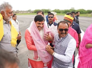 मुख्यमंत्री डॉ. मोहन यादव का लहार हेलीपेड पर हुआ आत्मीय स्वागत
मंत्री, विधायक, जिला पंचायत अध्यक्ष सहित अन्य जनप्रतिनिधियों ने पुष्पगुच्छ भेंटकर अगवानी की
मुख्यमंत्री डॉ. मोहन यादव रविवार को हैलीकॉप्टर द्वारा ग्वालियर से विधानसभा क्षेत्र लहार जिला भिण्ड आये। साथ में पंचायत एवं ग्रामीण विकास, श्रम विभाग तथा जिले के प्रभारी मंत्री श्री प्रहलाद सिंह पटेल भी आये। लहार हेलीपैड पर नवीन एवं नवकरणीय ऊर्जा मंत्री श्री राकेश शुक्ला, विधायक भिण्ड श्री नरेन्द्र सिंह कुशवाह, विधायक लहार श्री अम्बरीश शर्मा, पूर्व मंत्री श्री लाल सिंह आर्य, जिला पंचायत अध्यक्ष श्रीमती कामना सिंह भदौरिया और अन्य जनप्रतिनिधियों ने उनका आत्मीय स्वागत किया एवं अगवानी की।
#CMMadhyaPradedsh
#JansamparkMP
Dr Mohan Yadav
#भिण्ड
#Bhind