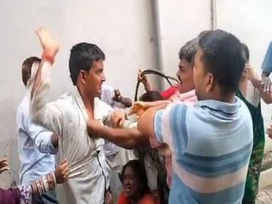 *महिलाओं को गिराकर पीटा, बाल पकड़कर खींचा:* शाहजहांपुर में दो पक्षों के बीच हुई जमकर मारपीट, वीडियो आया सामने, थाना पुवायां क्षेत्र की घटना
https://dainik.bhaskar.com/oFfCO9t5H4b