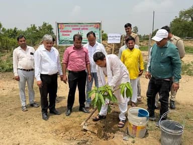 "एक पेड़ माँ के नाम" अभियान 2026 के अंतर्गत सहकारिता विभाग ने रचा कीर्तिमान शाहजहांपुर में रोपे 12,500 से अधिक पौधे
कांट सहकारी संघ में संपन्न हुआ 'वृक्षारोपण महायज्ञ', 'सहकार वाटिका' में रोपे गए पौधे
पारदर्शिता और पौधों की उत्तरजीविता के लिए 'हरितमा अमृत वन ऐप' पर फोटो अपलोड करने के सख्त निर्देश
शाहजहांपुर - पर्यावरण संरक्षण और मातृशक्ति के प्रति सम्मान प्रकट करने वाले शासन के महत्वाकांक्षी "एक पेड़ माँ के नाम वृक्षारोपण अभियान 2026" के तहत आज शाहजहांपुर जनपद में अभूतपूर्व उत्साह देखने को मिला। जिले को हरा-भरा बनाने के संकल्प के साथ सहकारिता विभाग ने वृहद स्तर पर पौधरोपण कर एक नया कीर्तिमान स्थापित किया है।
इस महाभियान को गति प्रदान करने के उद्देश्य से आज कांट सहकारी संघ के मोहल्ला गढ़ी पश्चिमी स्थित भूखण्ड पर एक विशाल 'वृक्षारोपण महायज्ञ' का भव्य आयोजन किया गया जिसमें प्रतिभाग करते हुए जिला सहकारी बैंक के अध्यक्ष डीपीएस राठौर ने नवनिर्मित 'सहकार वाटिका' में अपने पौधे रोपकर इस महायज्ञ का शुभारंभ किया और उपस्थित जनसमूह को प्रकृति के संवर्धन का संदेश देते हुए कहा कि पौधारोपण कार्यक्रम को केवल रस्म अदायगी तक सीमित न रखते हुए इसकी निरंतरता और पारदर्शिता पर विशेष जोर दिया। राठौर ने मौके पर ही सभी संबंधित अधिकारियों एवं कर्मचारियों को सख्त निर्देश दिए कि रोपे गए प्रत्येक पौधे की तस्वीर अनिवार्य रूप से 'हरितमा अमृत वन ऐप' पर अपलोड की जाए। इस डिजिटल पहल का मुख्य उद्देश्य यह सुनिश्चित करना है कि लगाए गए पौधों की सटीक निगरानी हो सके और उनकी शत-प्रतिशत उत्तरजीविता (सरवाइवल रेट) तय किया जा सके।
सहायक आयुक्त एवं सहायक निबंधक ने कहा कि सहकारिता विभाग के लिए आज का दिन एक बड़ी उपलब्धि का साक्षी बना। विभाग ने अपने अदम्य उत्साह और टीम वर्क के बल पर निर्धारित लक्ष्य को काफी पीछे छोड़ दिया है। जनपद भर में अभियान चलाते हुए सहकारिता विभाग द्वारा आज एक ही दिन में साढ़े बारह हज़ार (12,500) से अधिक पौधे रोपे गए। विभाग के इस साझा प्रयास से न केवल जिले का हरित आवरण (ग्रीन कवर) बढ़ेगा, बल्कि बढ़ते प्रदूषण से निपटने में भी बड़ी मदद मिलेगी।
कार्यक्रम के अंत में आयुजको ने नागरिकों से भावपूर्ण अपील करते हुए कहा कि वे भी इस जन-आंदोलन का हिस्सा बनें। अपनी पूजनीय माता जी के नाम पर कम से कम एक पौधा अवश्य लगाएं और एक बच्चे की तरह उसका लालन-पालन करें, ताकि हम अपनी आने वाली पीढ़ियों को एक शुद्ध, सुरक्षित और हरा-भरा पर्यावरण दे सकें ।
कार्यक्रम में एडीसीओ संजय सिंह, उपमहाप्रबंधक राजेश कुशवाहा, भाजपा नेता छोटे लल्लू सिंह चौहान, ऐडीओ कांट विजय राज, शाखा प्रबंधक जिया लाल मौर्य, कांट संघ अध्यक्ष उपेंद्र सिंह पिंटू, सचिव सर्वेश यादव, अमित कुमार सिंह, हरिगोपाल, रामेशचंद्र,राहुल,ओमकार,कपिल आदि मौजूद रहे।