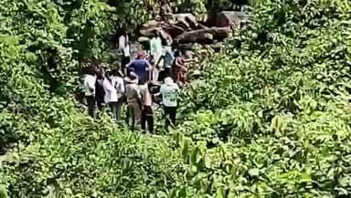 नवविवाहित दंपति का हुआ दर्दनाक अंत
सोनभद्र की मारकुंडी घाटी में 200 फीट गहरी खाई से नवविवाहित दंपति के शव बरामद
दोनों के शव सड़ी-गली अवस्था में मिलने से इलाके में फैली सनसनी
दंपति की शादी इसी वर्ष 2 महीने पहले 6 मई को हुई थी
चार दिन पहले दोनों दर्शन के लिए घर से निकले थे, जिसके बाद से उनका कोई पता नहीं चल रहा था
पुलिस ने शवों को कब्जे में लेकर पोस्टमार्टम के लिए भेजकर सभी पहलुओं से मामले की जांच में जुट गयी है।
#follower #nonfollowers