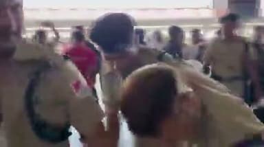 आगरा में RPF वाले रेलवे स्टेशन के डिप्टी अधीक्षक को ही घसीटते हुए ले गए
हालांकि इस मामले में RPF के 4 पुलिसकर्मी मेघराज, बालकिशन मीणा, बदन सिंह और जितेंद्र सस्पेंड किए गए हैं
पूरा मामला यह था कि एक ट्रेन स्टेशन पर रुकी, तो एक महिला उतरकर सामान खरीदने लगी
इतने में ट्रेन चलते देख डिप्टी SS नरेंद्र चाहर ने वॉकी–टॉकी से बोलकर ट्रेन रुकवा दी
तब RPF के पुलिसकर्मियों ने चेन पुलिंग के आरोप में महिला को रोक लिया
यह देखकर डिप्टी SS ने इसका विरोध किया तो बेलगाम पुलिसकर्मियों ने डिप्टी अधीक्षक को ही घसीटकर तानाशाही का प्रदर्शन कर दिया, जिस पर सभी को सस्पेंड कर दिया गया।
#follower #nonfollowers