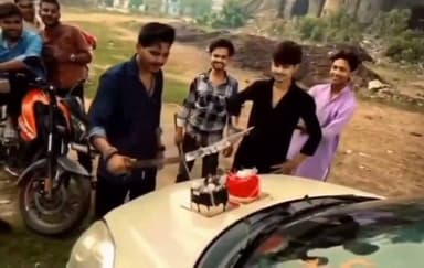 लखीमपुर खीरी शहर में पुराने एसपी बंगले की खाली पड़ी जमीन पर तलवार से केक काटकर जन्मदिन मनाने का वीडियो सोशल मीडिया पर वायरल होने के बाद पुलिस ने कार्रवाई करते हुए आरोपी युवक को हिरासत में ले लिया
कोतवाली पहुंचने पर युवक ने पुलिस से कहा, "अब से केक के साथ मिलने वाले प्लास्टिक के चाकू से ही केक काटेंगे।"
#follower #nonfollowers #