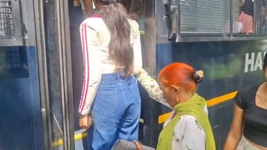 पिंजौर मैंगो फेस्टिवल में पंचकूला पुलिस के निजी वाहनों से बच्चों, बुजुर्गों और महिलाओं को पहुंचाया गया यादवेंद्र गार्डन
पंचकूला/ 12 जुलाई:- पुलिस कमिश्नर पंकज नैन के निर्देशन में पंचकूला पुलिस द्वारा आयोजित होने वाले प्रत्येक बड़े सार्वजनिक कार्यक्रम के दौरान सुरक्षा, सुचारु यातायात व्यवस्था तथा आमजन की सुविधा को सर्वोच्च प्राथमिकता दी जा रही है। इसी क्रम में पिंजौर स्थित यादवेंद्र गार्डन में आयोजित 33वें मैंगो फेस्टिवल के तीसरे एवं अंतिम दिन भारी संख्या में पहुंचे पर्यटकों और स्थानीय नागरिकों की सुविधा सुनिश्चित करने के लिए पंचकूला पुलिस ने विशेष ट्रैफिक एवं जनसेवा प्रबंध किए।
मैंगो फेस्टिवल के अंतिम दिन वाहनों की अत्यधिक आवाजाही के कारण संभावित जाम की स्थिति को देखते हुए डीसीपी क्राइम एंड ट्रैफिक अमरिंदर सिंह ने स्वयं ट्रैफिक प्रबंधन की निगरानी करते हुए ट्रैफिक टीम को आवश्यक दिशा-निर्देश दिए। उनके नेतृत्व में पुलिस कर्मियों ने पूरे क्षेत्र में यातायात को व्यवस्थित ढंग से संचालित किया, जिससे आने-जाने वाले लोगों को अनावश्यक परेशानी का सामना नहीं करना पड़ा और वाहनों की आवाजाही सुचारु रूप से जारी रही।
इस दौरान सूरजपुर ट्रैफिक थाना प्रभारी अभिषेक की मौजूदगी में पुलिस ने जनसेवा का सराहनीय उदाहरण भी प्रस्तुत किया। मुख्य सड़क से यादवेंद्र गार्डन तक पैदल जाने में असुविधा महसूस कर रहे बच्चों, बुजुर्गों एवं महिलाओं को पुलिस के निजी वाहनों के माध्यम से सुरक्षित एवं सुविधाजनक ढंग से मैंगो फेस्टिवल स्थल तक पहुंचाया गया। पुलिस के इस मानवीय और संवेदनशील प्रयास की आमजन ने खुले दिल से सराहना की तथा पंचकूला पुलिस के प्रति विश्वास और सम्मान व्यक्त किया।
डीसीपी क्राइम एंड ट्रैफिक अमरिंदर सिंह ने कहा कि पंचकूला पुलिस का उद्देश्य केवल कानून-व्यवस्था बनाए रखना ही नहीं, बल्कि प्रत्येक नागरिक को सुरक्षित, सुगम और बेहतर पुलिस सेवा उपलब्ध कराना भी है। भविष्य में भी बड़े आयोजनों के दौरान ट्रैफिक प्रबंधन और जनसुविधाओं को इसी प्रकार प्राथमिकता दी जाती रहेगी, ताकि नागरिक बिना किसी असुविधा के कार्यक्रमों का आनंद उठा सकें।