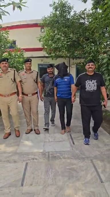 दिल्ली से ट्राइसिटी में हो रही कोकीन सप्लाई का नेटवर्क ध्वस्त, कपड़ों और जूतों के कारोबार की आड़ में 5 साल से ड्रग्स नेटवर्क चला रहा नाइजीरियाई कोकीन सप्लायर पंचकूला पुलिस की गिरफ्त में
आरोपी वर्ष 2018 में बिजनेस वीजा के आधार पर आया था भारत
पंचकूला/ 12 जुलाई:- पुलिस कमिश्नर पंकज नैन द्वारा नशे के खिलाफ लड़ाई को प्राथमिकता देते हुए पंचकूला पुलिस द्वारा मादक पदार्थ तस्करों के विरुद्ध लगातार सख्त कार्रवाई की जा रही है। इसी अभियान के तहत एंटी नारकोटिक सेल ने थाना चंडीमंदिर में दर्ज एनडीपीएस एक्ट के एक मामले की जांच के दौरान कोकीन तस्करी के अंतरराज्यीय नेटवर्क का पर्दाफाश करते हुए एक नाइजीरियाई नागरिक को गिरफ्तार करने में महत्वपूर्ण सफलता हासिल की है। जांच में सामने आया है कि विदेशी आरोपी पिछले करीब पांच वर्षों से कोकीन की तस्करी में सक्रिय था और दिल्ली में कपड़ों तथा जूतों के कारोबार की आड़ लेकर नशीले पदार्थों की सप्लाई करता था।
डीसीपी क्राइम एंड ट्रैफिक अमरिंदर सिंह ने ने बताया कि 17 जून 2026 को हमारी एंटी नारकोटिक सेल को गुप्त सूचना मिली थी कि पीर मुछल्ला निवासी अंचित उर्फ चिंटू सेक्टर-26 स्थित हर्बल पार्क के पास कोकीन की सप्लाई करने आने वाला है। सूचना के आधार पर इंचार्ज सौरव रावत की अगुवाई में टीम ने घेराबंदी की और आरोपी को उसकी एक्सयूवी-500 कार सहित काबू कर लिया। तलाशी लेने पर आरोपी के कब्जे से 43 ग्राम कोकीन की 87 गोलियां बरामद हुईं। थाना चंडीमंदिर में एनडीपीएस एक्ट के तहत मामला दर्ज किया गया।
पूछताछ के दौरान अंचित उर्फ चिंटू ने खुलासा किया कि उसने यह कोकीन पीर मुछल्ला निवासी अजय के कहने पर दिल्ली के विकासपुरी क्षेत्र से एक नाइजीरियाई नागरिक से खरीदी थी। इस खुलासे के आधार पर पुलिस ने पहले अजय को गिरफ्तार किया। अजय से हुई पूछताछ के आधार पर पुलिस ने दिल्ली के तिलक नगर क्षेत्र में रहने वाले नाइजीरियाई अजा ओग्बोना को भी गिरफ्तार कर लिया।
पुलिस कमिश्नर पंकज नैन के अनुसार जांच में यह भी सामने आया कि नाइजीरियाई आरोपी पिछले लगभग पांच वर्षों से कोकीन की तस्करी कर रहा था। आरोपी वर्ष 2018 में बिजनेस वीजा के आधार पर भारत आया था। वह कपड़ों और जूतों का कारोबार करने की आड़ में अपने ग्राहकों तक कोकीन पहुंचाता था, ताकि किसी को उस पर संदेह न हो। आरोपी को आज अदालत में पेश कर न्यायिक हिरासत में भेज दिया है।
पुलिस कमिश्नर पंकज नैन: चाहे तस्कर देश का हो या विदेशी नागरिक, कानून से ऊपर कोई नहीं है। नशे के कारोबार में शामिल प्रत्येक व्यक्ति को ढूंढकर सलाखों के पीछे पहुंचाया जाएगा और युवाओं की जिंदगी से खिलवाड़ करने वालों के खिलाफ लगातार निर्णायक कार्रवाई जारी रहेगी।