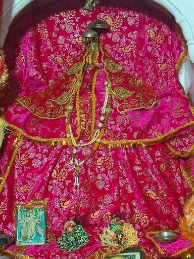 🌺🙏 प्राचीन सिद्ध श्री नगरकोट कांगड़ा वाली माता मंदिर, मोहल्ला गुर्जरवाड़ा, रेवाड़ी 🙏🌺
जय माता दी!
हरियाणा के ऐतिहासिक नगर रेवाड़ी के मोहल्ला गुर्जरवाड़ा में स्थित प्राचीन सिद्ध श्री नगरकोट कांगड़ा वाली माता मंदिर आस्था, श्रद्धा और विश्वास का एक अद्भुत केंद्र है। मोहल्ले के बुजुर्गों के अनुसार यह पावन मंदिर लगभग 100 से 150 वर्ष पुराना है और इसकी महिमा दूर-दूर तक प्रसिद्ध है।
मंदिर के इतिहास के बारे में बताया जाता है कि इस पावन धाम की स्थापना का श्रेय स्वर्गीय श्री मनोहर लाल अग्रवाल जी को जाता है। उस समय उनके जीवन में एक बड़ी कमी थी, उन्हें संतान सुख की प्राप्ति नहीं हुई थी। अपनी मनोकामना को लेकर वे हिमाचल प्रदेश स्थित मां नगरकोट कांगड़ा देवी के दरबार में पहुंचे और सच्चे मन से माता रानी से पुत्र प्राप्ति का आशीर्वाद मांगा।
मां भगवती की असीम कृपा से कुछ समय बाद उन्हें पुत्र रत्न की प्राप्ति हुई। माता की इस अनंत कृपा से भाव-विभोर होकर श्री मनोहर लाल अग्रवाल जी ने अपने हिस्से की भूमि में से एक पवित्र स्थान माता रानी के मंदिर निर्माण हेतु दान कर दिया और विधि-विधान के साथ माता की प्राण प्रतिष्ठा करवाई।
तभी से लेकर आज तक इस मंदिर में नियमित रूप से पूजा-पाठ, आरती, भजन-कीर्तन, जागरण और अन्य धार्मिक कार्यक्रमों का आयोजन होता आ रहा है। इस पवित्र परंपरा को अग्रवाल परिवार पीढ़ी-दर-पीढ़ी श्रद्धा और समर्पण के साथ निभाता चला आ रहा है।
मोहल्ला गुर्जरवाड़ा, रेवाड़ी तथा आसपास के क्षेत्रों में माता रानी की अपार महिमा मानी जाती है। श्रद्धालुओं का विश्वास है कि जो भी भक्त सच्चे मन से माता के चरणों में अपनी अरदास लेकर आता है, माता उसकी झोली खुशियों से भर देती हैं और उसकी मनोकामनाएं पूर्ण करती हैं।
माता की महिमा इतनी प्रसिद्ध है कि अनेक बड़ी हस्तियां, जनप्रतिनिधि, व्यापारी और दूर-दूर से आने वाले श्रद्धालु यहां माथा टेकने और अपनी मनोकामनाएं लेकर पहुंचते हैं। मां नगरकोट वाली का यह दरबार आज भी भक्तों की आस्था का जीवंत प्रतीक बना हुआ है।
🌺 आइए, हम सब भी मां नगरकोट कांगड़ा वाली के चरणों में शीश झुकाएं और प्रार्थना करें –
"हे मां, अपने सभी भक्तों पर कृपा बनाए रखें, सबकी मनोकामनाएं पूर्ण करें और अपने आशीर्वाद से सभी के जीवन में सुख, शांति, समृद्धि और खुशहाली प्रदान करें।"
🚩 जय माता दी! जय नगरकोट कांगड़ा वाली माता! 🚩
