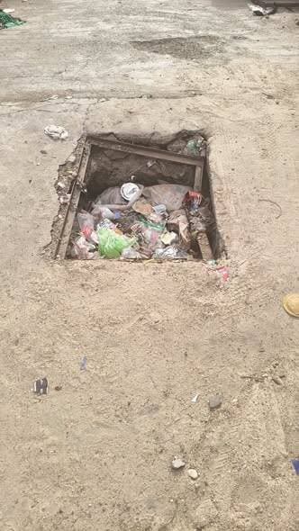 हादसे को दावत: रेलवे सब्जी मंडी के सामने पीटर इंग्लैंड शोरूम के पास खुला पड़ा है जानलेवा गड्ढा, नगर परिषद गहरी नींद में
शहर के सबसे व्यस्ततम इलाकों में से एक, रेलवे सब्जी मंडी के सामने (पीटर इंग्लैंड शोरूम के पास), इन दिनों स्थानीय निवासियों और राहगीरों के लिए मौ*त का कुआँ बना हुआ है। सड़क के बीचों-बीच एक बेहद बड़ा और गहरा खड्डा हो चुका है, जिसकी सुरक्षा जाली लंबे समय से टूटी हुई है। हैरानी की बात यह है कि नगर परिषद सब कुछ जानकर भी अनजान बनी हुई है और किसी बड़े हादसे का इंतजार कर रही है।
व्यस्त इलाका, हर वक्त मंडराता खतरा
सब्जी मंडी और शोरूम के पास होने के कारण इस मार्ग पर चौबीसों घंटे लोगों की भारी आवाजाही रहती है। स्थानीय दुकानदारों और राहगीरों का कहना है कि टूटी हुई जाली और इस गहरे खड्डे की वजह से यहाँ हर वक्त दुर्घटना की आशंका बनी रहती है। रात के समय या बारिश के दौरान यह खड्डा और भी ज्यादा जानलेवा साबित हो सकता है। दुपहिया वाहन चालक और पैदल चलने वाले लोग बाल-बाल बच रहे हैं।
स्थानीय लोगों में भारी आक्रोश
स्थानीय नागरिकों ने नगर परिषद की कार्यप्रणाली पर गंभीर सवाल उठाए हैं। लोगों का कहना है:
"नगर परिषद को इस खड्डे और टूटी जाली प्रशासन किसी बड़े हादसे के बाद ही जागने की कसम खाकर बैठा है। क्या नगर परिषद किसी की जान जाने का इंतजार कर रही है?"
जलद सुधारी जाए व्यवस्था
जनता की मांग है कि नगर परिषद के अधिकारी इस मामले को तुरंत संज्ञान में लें और बिना किसी देरी के यहाँ नई मजबूत जाली लगवाकर खड्डे को दुरुस्त करवाएं। यदि जल्द ही इस जानलेवा गड्ढे को सही नहीं किया गया, तो स्थानीय लोग उग्र आंदोलन और प्रदर्शन के लिए मजबूर होंगे, जिसकी जिम्मेदारी पूरी तरह प्रशासन की होगी।
BJP Rajasthan CMO Rajasthan