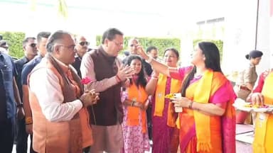 विकसित भारत के लक्ष्य को जनभागीदारी से साकार करेगा भाजपा संगठन, उत्तराखंड में 'सेवा ही संगठन' का भाव और सुदृढ़ : तरुण चुग
महाराष्ट्र की डबल इंजन सरकार ने किसानों के लिए Rs. 36,585 करोड़ की ऐतिहासिक कर्जमाफी लागू की, भगवंत मान बताएं पंजाब के किसानों से किया कर्जमाफी का वादा कब पूरा होगा
भारतीय जनता पार्टी के राष्ट्रीय महामंत्री एवं राज्यसभा सांसद तरुण चुग ने आज देहरादून में भारतीय जनता पार्टी, उत्तराखंड की संगठनात्मक बैठक में प्रदेश में चल रहे संगठनात्मक कार्यक्रमों की विस्तृत समीक्षा की तथा आगामी कार्ययोजना पर चर्चा करते हुए उपस्थित पदाधिकारियों का मार्गदर्शन किया। बैठक में प्रदेश अध्यक्ष एवं राज्यसभा सांसद महेंद्र भट्ट, मुख्यमंत्री पुष्कर सिंह धामी तथा पूर्व सांसद जमयांग सेरिंग नामग्याल भी उपस्थित रहे। बैठक का संचालन प्रदेश महामंत्री तरुण बंसल ने किया।
#PushkarSinghDhamiji #PushkarSinghDhami #UttarakhandNews #dehradunnews #BJPGovernment #BJPNEWS