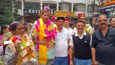 भारत के अंतर्राष्ट्रीय वॉलीबॉल खिलाड़ी मनाली निवासी होनहार ऋतिक ठाकुर का घर पहुंचने पर जोरदार स्वागत,,