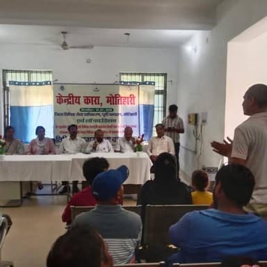 प्रेस विज्ञप्ति
जिला विधिक सेवा प्राधिकार, पूर्वी चम्पारण, मोतिहारी
कारागार में विधिक जागरूकता कार्यक्रम का आयोजन, बंदियों को विधिक सहायता संबंधी अधिकारों की दी गई जानकारी
आज दिनांक 12.07.2026 को जिला विधिक सेवा प्राधिकरण, पूर्वी चम्पारण, मोतिहारी द्वारा लॉ फाउंडेशन के सहयोग से मोतिहारी केंद्रीय कारा के ई-मुलाकाती हेल्पडेस्क परिसर में “बंदियों को विधिक सहायता सेवाओं तक पहुँच हेतु मानक संचालन प्रक्रिया (SOP) एवं प्रिजन लीगल एड क्लिनिक, 2022 के प्रभावी संचालन” विषय पर विधिक जागरूकता कार्यक्रम का आयोजन किया गया।
कार्यक्रम की अध्यक्षता उमेंद्र वर्मा, चीफ लीगल एड डिफेंस काउंसिल (LADCS) ने की। इस अवसर पर आर्य देव, सहायक लीगल एड डिफेंस काउंसिल, सुभेंदु एवं दीपशिखा (लॉ फाउंडेशन), कारा प्रशासन के पदाधिकारी तथा पीएलवी मनोरंजन शर्मा सहित अन्य गणमान्य व्यक्ति उपस्थित रहे।
अपने अध्यक्षीय संबोधन में उमेंद्र वर्मा ने कहा कि प्रत्येक बंदी को संविधान एवं विधि द्वारा प्रदत्त निःशुल्क विधिक सहायता प्राप्त करने का अधिकार है। प्रिजन लीगल एड क्लिनिक बंदियों और न्याय व्यवस्था के बीच एक महत्वपूर्ण सेतु का कार्य करता है तथा यह सुनिश्चित करता है कि आर्थिक अथवा अन्य कारणों से कोई भी व्यक्ति न्याय से वंचित न रहे।
जिला विधिक सेवा प्राधिकरण के सचिव श्री नितिन त्रिपाठी ने अपने संदेश में कहा कि:
“राष्ट्रीय विधिक सेवा प्राधिकरण द्वारा जारी मानक संचालन प्रक्रिया का उद्देश्य यह सुनिश्चित करना है कि प्रत्येक बंदी तक समयबद्ध एवं प्रभावी विधिक सहायता पहुँचे। प्रिजन लीगल एड क्लिनिक केवल कानूनी परामर्श का केंद्र नहीं, बल्कि न्याय तक समान पहुँच सुनिश्चित करने का एक सशक्त माध्यम है। जिला विधिक सेवा प्राधिकरण निरंतर यह प्रयास कर रहा है कि प्रत्येक पात्र बंदी को विधिक सहायता, विधिक परामर्श एवं आवश्यक कानूनी सेवाएँ सहज रूप से उपलब्ध हों।”
कार्यक्रम के दौरान बंदियों को निःशुल्क विधिक सहायता प्राप्त करने की प्रक्रिया, प्रिजन लीगल एड क्लिनिक की भूमिका, विधिक सेवा संस्थाओं द्वारा उपलब्ध कराई जाने वाली सुविधाओं तथा उनके विधिक अधिकारों के संबंध में विस्तृत जानकारी दी गई। उपस्थित प्रतिभागियों की जिज्ञासाओं का समाधान भी किया गया।
कार्यक्रम का समापन इस संकल्प के साथ हुआ कि कारागार में निरंतर विधिक जागरूकता गतिविधियों का आयोजन कर बंदियों को उनके अधिकारों एवं उपलब्ध विधिक सहायता सेवाओं के प्रति जागरूक बनाया जाता रहेगा।
Information & Public Relations Department, Government of Bihar