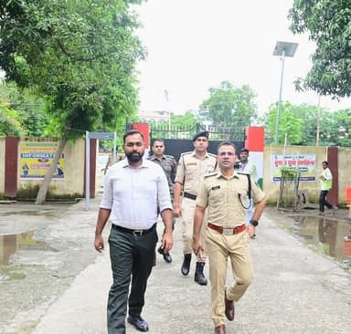 बिहार पुलिस अवर सेवा आयोग द्वारा आयोजित अवर निरीक्षक, मद्य निषेध के पद पर नियुक्ति हेतु आयोजित प्रारंभिक लिखित प्रतियोगिता परीक्षा को आज जिला में सफलतापूर्वक संपन्न कराया गया है। परीक्षा के दौरान जिलाधिकारी एवं पुलिस अधीक्षक के द्वारा जिला स्कूल एवं एलएनडी कॉलेज परीक्षा केंद्र का भ्रमण कर परीक्षा संचालन का जायजा लिया गया।
Information & Public Relations Department, Government of Bihar Bihar Education Department