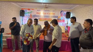 हरिद्वार में घनश्याम जी की 36वीं वर्षगांठ पर केक काटकर मनाया गया उत्सव
देवभूमि हरिद्वार में श्रमजीवी पत्रकारों की मौजूदगी में घनश्याम जी की 36वीं एनिवर्सरी धूमधाम से मनाई गई
देवभूमि हरिद्वार में घनश्याम जी की 36वीं एनिवर्सरी के अवसर पर केक काटकर खुशी मनाई गई। इस अवसर पर श्रमजीवी पत्रकारों की गरिमामयी उपस्थिति रही। कार्यक्रम के दौरान सभी ने घनश्याम जी को जन्मदिन की शुभकामनाएं एवं उज्ज्वल भविष्य की मंगलकामनाएं दीं। समारोह सौहार्दपूर्ण वातावरण में संपन्न हुआ, जहां उपस्थित लोगों ने उनके स्वस्थ, सुखद और सफल जीवन की कामना की।
#GhanshyamJi #HappyAnniversary #Haridwar #ShramjeeviPatrakar #DevbhoomiHaridwar