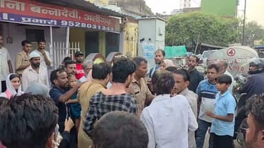 #अलीगढ़ में एक्सीडेंट की घटना के बाद दो पक्ष पुलिस चौकी पर भिड़े,सराय रहमान में स्कूटी से बच्ची को लगी टक्कर,बच्ची के परिजन और स्कूटर सवार दोनों युवकों में जमकर हुआ विवाद, कुछ ही देर में विवाद मारपीट में बदला,पुलिस के सामने ही रसलगंज चौकी पर फिर भिड़ गए दोनों पक्ष,पुलिस मौके से दो युवकों को पकड़कर थाने ले गई,थाना बन्नादेवी क्षेत्र की रसलगंज पुलिस चौकी का मामला,
#AligarhNews #aligarhdailynews #BreakingNews #UPNews #aligarh