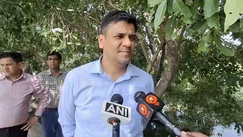 #अलीगढ़ जिलाधिकारी अविनाश कुमार ने बताया कि जनपद में वृक्षारोपण महायज्ञ-2026 के अंतर्गत 43 लाख 23 हजार 100 पौधे लगाने का लक्ष्य निर्धारित किया गया है। सभी विभागों के समन्वित प्रयासों एवं जनसहभागिता से लक्ष्य को सफलतापूर्वक पूरा किया जा रहा है। उन्होंने आमजन से 'एक पेड़ माँ के नाम' अभियान में बढ़-चढ़कर भाग लेने तथा लगाए गए पौधों के संरक्षण का संकल्प लेने की अपील की।
#Vriksharopan2026 #GreenFuture #EkPedMaaKeNaam