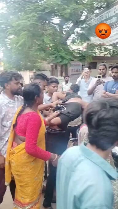 लड़कियों को जाल में फसाने वाले अकरम की जमकर हुई पिटाई मामला कोतवाली थाना क्षेत्र का पत्नी निशा बानो ने लगाए थे आप