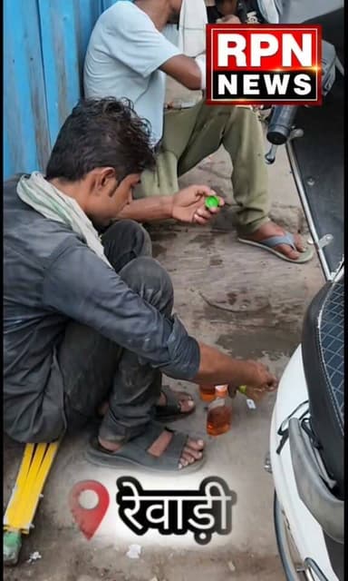 रेवाड़ी रेलवे चौक के पास शाम को छ बजते ही चलती है खुले में शराब,,,,
शराबियों को नहीं लगता कोई पुलिस प्रशासन का डर,,,,
जून माह में शराब के विवाद को लेकर रेलवे चौक के पास हो चुकी है हत्या,,,