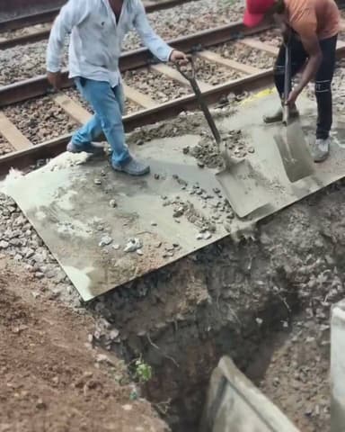 निर्माण घटिया होगा तभी तो दुर्घटनाएँ होंगीं! सूखा मसाला भरकर पिलर ढाला जा रहा है.
क्या रेलवे के इंजीनियर और ठेकेदार अपने घरों का पिलर भी इसी तरह ढलवाते हैं?
