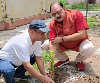 सीएमओ ने किया पौधरोपण, स्वास्थ्य विभाग को 16 हजार पौधे लगाने का लक्ष्य
शाहजहांपुर। प्रदेश सरकार के वृहद वृक्षारोपण अभियान के तहत मुख्य चिकित्सा अधिकारी कार्यालय परिसर में मुख्य चिकित्सा अधिकारी डॉ. विवेक कुमार मिश्रा एवं उप मुख्य चिकित्सा अधिकारी डॉ. मोहम्मद आसिफ व स्वास्थ शिक्षा एवं सूचना अधिकारी वीरेंद्र शर्मा ने पौधरोपण किया।मुख्य चिकित्सा अधिकारी डॉ. विवेक कुमार मिश्रा ने बताया कि मुख्यमंत्री द्वारा प्रदेश में 40 करोड़ वृक्ष लगाने का लक्ष्य निर्धारित किया गया है, जिसके तहत स्वास्थ्य विभाग भी अभियान में भागीदारी निभा रहा है। उन्होंने बताया कि जनपद में स्वास्थ्य विभाग को 16 हजार वृक्ष लगाने का लक्ष्य मिला है। सभी चिकित्सा अधिकारियों को उनके ब्लॉकवार लक्ष्य के सापेक्ष शत-प्रतिशत पौधरोपण करने तथा लगाए गए सभी पौधों की जियो टैगिंग कराने के निर्देश दिए गए हैं।सीएमओ ने कहा कि प्रदेश सरकार का लक्ष्य "वृक्ष लगाओ, वृक्ष बचाओ" है। पर्यावरण संरक्षण हम सभी की जिम्मेदारी है।अधिक से अधिक वृक्ष लगाकर और उनकी देखभाल कर हम अपने आसपास के वातावरण को स्वच्छ एवं प्रदूषण मुक्त बना सकते हैं।