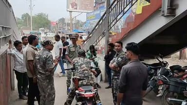 प्रेमी जोड़े को हिरासत में लिया गया
तिलैया थाना पुलिस ने कोडरमा स्टेशन के पास से एक प्रेमी जोड़े को हिरासत में लिया है। लड़का लड़की दोनों नवादा जिला के रहने वाले हैं ।लड़का रजौली का बता रहा है ,जबकि लड़की हरदिया की रहने वाली है। पुलिस के पूछताछ में दोनों ने संतुष्टि जनक जवाब नहीं दिया ,जिसके बाद पुलिस दोनों को अपने साथ थाना ले आई है। लड़का अपना नाम शिवम बता रहा है, जबकि लड़की अपना नाम रानी बता रही है। हालांकि पूछने पर दोनों ने कहा कि एक दूसरे को जानते हैं और अपनी मर्जी से आनंद विहार दिल्ली जा रहे थे। पूछने पर लड़की ने अपनी उम्र 19 साल बताया ।फिलहाल दोनों को पूछताछ के लिए थाना ले जाया गया है ।
