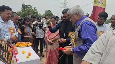 जेईसी सोसायटी के तत्वाधान में भव्य आयोजन
विधि महाविद्यालय में प्रवेश तोरण का शिलान्यास और नई शिक्षा नीति पर एक दिवसीय सेमिनार आयोजन
कोडरमा। झारखंड एजुकेशनल एंड कल्चरल सोसायटी के तत्वाधान में रविवार को स्थानीय विधि महाविद्यालय के सभागार में एक भव्य कार्यक्रम का आयोजन किया गया। इस दौरान कॉलेज के मुख्य प्रवेश तोरण द्वार एवं चारदीवारी निर्माण का शिलान्यास किया गया, साथ ही "नई शिक्षा नीति 2020 की विधि शिक्षा में प्रासंगिकता और आवश्यकता" विषय पर एक दिवसीय सेमिनार का आयोजन हुआ। इसके अलावा छात्र-छात्राओं की सुविधा के लिए सहायता कक्ष (हेल्प डेस्क) और छात्राओं के लिए अलग फीस काउंटर का भी उद्घाटन किया गया। कार्यक्रम की शुरुआत बेहद गरिमामयी माहौल में हुई। मुख्य प्रवेश तोरण और चारदीवारी का शिलान्यास मुख्य अतिथि कुलपति डॉ. चंद्र भूषण शर्मा एवं अन्य गणमान्य अतिथियों द्वारा वैदिक मंत्रोच्चार और सनातन रीति-रिवाज के साथ किया गया। इसके बाद, मुख्य सभागार (कॉन्फ्रेंस हॉल) की ओर बढ़ते हुए अतिथियों का स्वागत झारखंड की पारंपरिक आदिवासी नृत्य शैली और मधुर संगीत के साथ किया गया। कार्यक्रम का औपचारिक शुभारंभ कुलपति डॉ. चंद्र भूषण शर्मा व अन्य मंचस्थ अतिथियों द्वारा दीप प्रज्वलन, सरस्वती वंदना और धार्मिक स्तुति के साथ हुआ।
विधि शिक्षा को आधुनिक और रोजगारपरक बनाने की जरूरत: कुलपति
संस्था के संस्थापक सचिव डॉ. डी. एन. मिश्रा के स्वागत वक्तव्य के साथ मुख्य सत्र की शुरुआत हुई। अपने अध्यक्षीय व मुख्य संबोधन में कुलपति डॉ. चंद्र भूषण शर्मा ने नई शिक्षा नीति 2020 के तहत विधि (कानून) की पढ़ाई में आ रहे बदलावों और इसकी प्रासंगिकता पर विस्तार से प्रकाश डाला। उन्होंने कहा कि वर्तमान आधुनिक युग की मांग को देखते हुए कानून की पढ़ाई को और अधिक व्यावहारिक, वास्तविक और कर्म संस्थानमुखी (रोजगारपरक) बनाने की सख्त जरूरत है। कुलपति ने वर्ष 2003 में स्थापित इस विधि महाविद्यालय के क्रमिक विकास और इसकी प्रगति पर प्रसन्नता और आश्चर्य व्यक्त किया। साथ ही उन्होंने कॉलेज प्रबंधन और छात्रों को आश्वस्त करते हुए वचन दिया कि इसी सत्र से यहाँ एलएलबी (3 वर्षीय ऑनर्स) और एलएलएम पाठ्यक्रमों की मान्यता प्रदान कर दी जाएगी। इस घोषणा का सभागार में मौजूद जेईसी सोसायटी के तहत संचालित चारों संस्थानों के व्याख्याताओं, कर्मचारियों और छात्र-छात्राओं ने करतल ध्वनि से स्वागत किया। सेमिनार के दौरान मंच से अन्य विशिष्ट अतिथियों ने भी नई शिक्षा नीति की विशेषताओं, इसकी पारदर्शिता, प्रायोगिकता और उपयोगिता पर विशेष रूप से प्रकाश डाला। इस अवसर कुलानुशासक सादिक रजा, नगर परिषद अध्यक्ष रमेश हर्षधर, सीएनएलयू पटना के विभागाध्यक्ष डॉ. अजय कुमार, पटना लॉ कॉलेज के प्रो. डॉ. सलीम जावेद, झारखंड बार काउंसिल (रांची) के उपाध्यक्ष राजेश कुमार शुक्ला, एमजी काशी विद्यापीठ (वाराणसी) के विभागाध्यक्ष जी. पी. पाण्डेय, प्रख्यात शिक्षाविद् डॉ. विद्यानंद पांडे और साउथ बिहार सेंट्रल यूनिवर्सिटी (गया) के प्रो. डॉ. अवधेश कुमार सहित कई दिग्गजों ने अपने विचार साझा किए।
मेधावी छात्र और प्रतियोगिता के विजेता हुए सम्मानित
दोपहरिक के भोजन के बाद सेमिनार का दूसरा सत्र शुरू हुआ। इसमें बचे हुए वक्ताओं ने अपने विचार रखे, जिसके बाद कॉलेज के मेधावी छात्र-छात्राओं को पुरस्कृत किया गया। पिछले सम-सत्र के एलएलबी और बीए-एलएलबी की अंतिम परीक्षाओं में सर्वाधिक अंक लाने वाले टॉपर्स को सम्मानित किया गया। इसके साथ ही कॉलेज में आयोजित सांस्कृतिक अनुष्ठान, रंगोली प्रतियोगिता और खेलकूद प्रतियोगिता में प्रथम, द्वितीय व तृतीय स्थान प्राप्त करने वाले छात्र-छात्राओं को प्रशस्ति पत्र और मेडल देकर पुरस्कृत किया गया। सत्र के अंतिम चरण में सेमिनार के विषय पर एक जीवंत प्रश्नोत्तरी सत्र आयोजित हुआ, जहाँ श्रोताओं और वक्ताओं के बीच तर्कपूर्ण चर्चा हुई। कार्यक्रम का समापन सामूहिक राष्ट्रगान के साथ हुआ। कार्यक्रम का कुशल संयोजन और संचालन संस्था के संस्थापक व्याख्याता व वरीय अधिवक्ता प्रो. आत्मानंद कुमार पांडे, झारखंड शिक्षक प्रशिक्षण महाविद्यालय के प्राचार्य डॉ. अजय यादव और झारखंड इवनिंग डिग्री कॉलेज की प्रो. मजहबी परवीन ने संयुक्त रूप से किया। उन्होंने झारखंड विधि महाविद्यालय की स्थापना काल से लेकर आज तक के सफर और इसके क्रमिक उन्नयन के गौरवशाली इतिहास को सामने रखा। इस विशेष अवसर पर समाज और संस्थान में योगदान देने वाले दानदाता सदस्यों में कला देवी, डॉ. मनीष पंकज और डॉ. प्रियंका को विशेष रूप से सम्मानित किया गया। मौके पर बार काउंसिल के अध्यक्ष जगदीश सलूजा, विधि महाविद्यालय के सदस्य प्रदीप कुमार सिंह, विनोद सिन्हा और अभियंता विजय कुमार सिंह प्रमुख रूप से उपस्थित रहे। आयोजन में महाविद्यालय के प्रो. डॉ. विकास राय, डॉ. कौशल कुमार, डॉ. एस. के. पांडे, डॉ. अरुण कुमार सिंह, प्रो. राघवेंद्र प्रसाद दत्त, डॉ. अरमान हुसैन, डॉ. अनिल कुमार, प्रो. उज्ज्वल कुमार, प्रो. सुशीला देवी, सुप्रभा रानी लोंगा, नीरज कुमार सिन्हा, वी. के. सिंह, पी. के. सिंह, आर. बी. पाण्डेय, अमित कुमार, ललन कुमार और शंभू शरण सिंह सहित बड़ी संख्या में छात्र-छात्राएं सहित कई गणमान्य लोग उपस्थित थे।